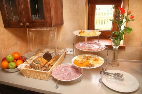 Hostal Dinastiya Guest House