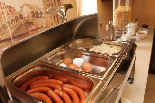 Hostal Dinastiya Guest House