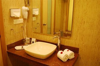 Hotel The Royal Cm