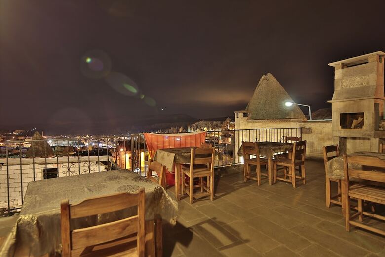 Explorer Cave Hotel