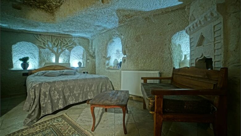 Explorer Cave Hotel