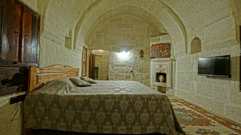 Explorer Cave Hotel