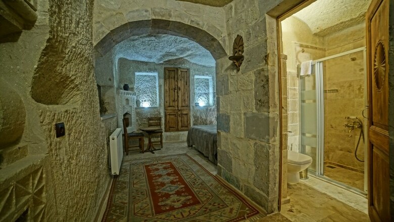 Explorer Cave Hotel