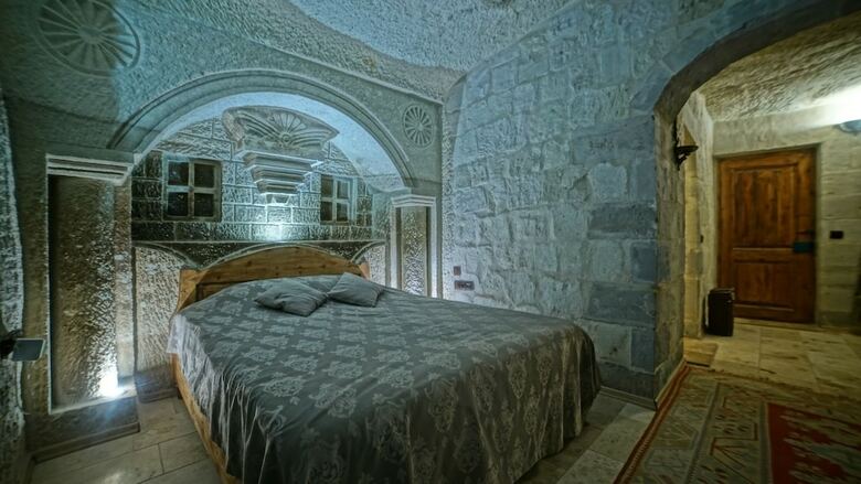 Explorer Cave Hotel