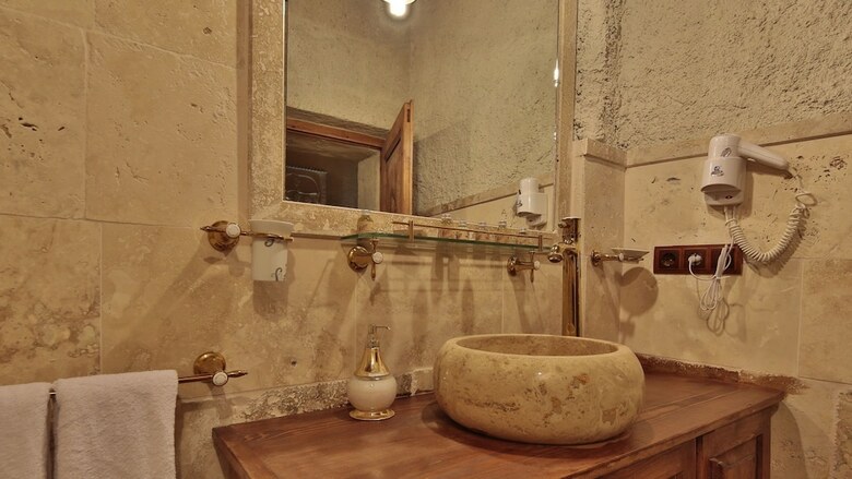 Explorer Cave Hotel