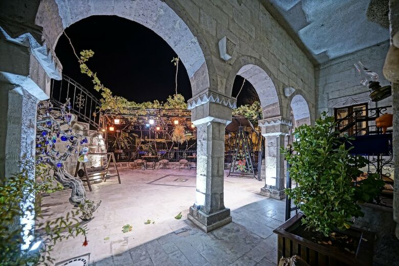 Maccan Cave Hotel