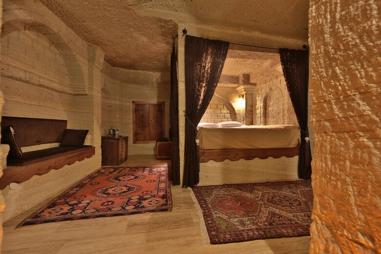 Holiday Cave Hotel