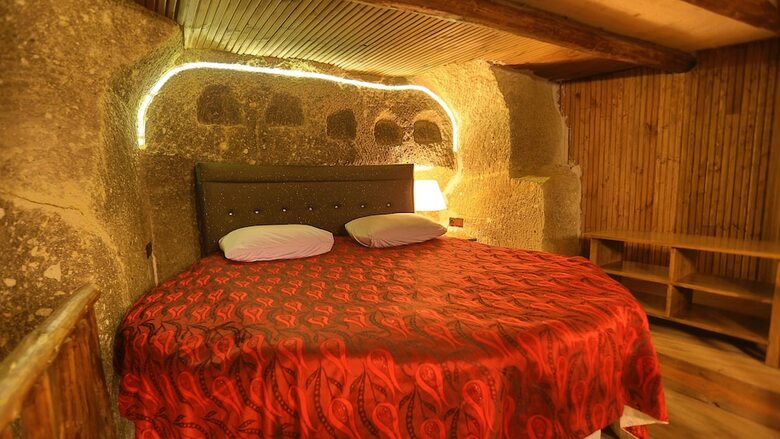 Holiday Cave Hotel