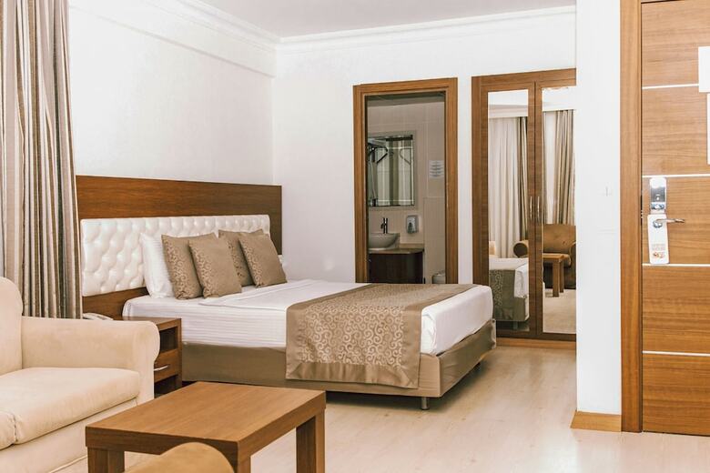 The Corner Park Hotel