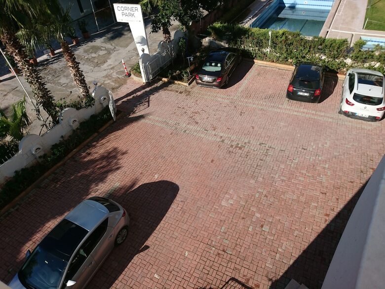 The Corner Park Hotel