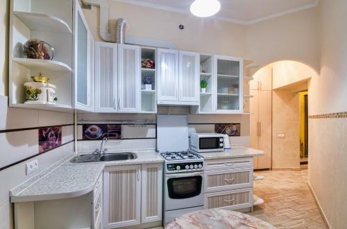 Modern And Classic Apartment On Levytskoho Street