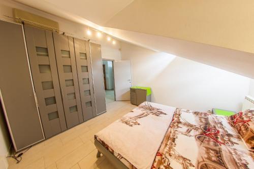 Mansard Apartment Antonovicha 4
