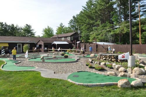 Lake George Escape 28 Ft. Cabin 6