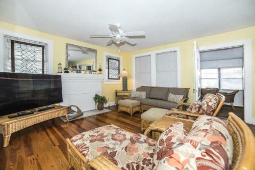 Apartamentos Sun N Fun Beachfront Vacation Rentals