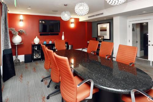 Wilshire Apartment 517