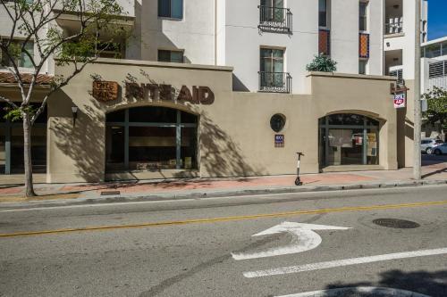 Wilshire Apartment 517