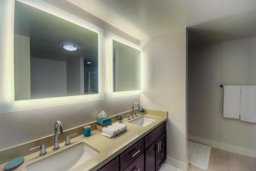 Wilshire Apartment 517