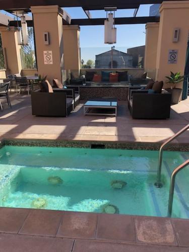 Wilshire Apartment 517