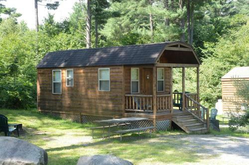 Lake George Escape 28 Ft. Cabin 9