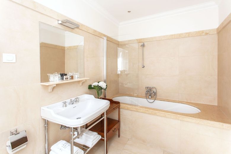 Lesar Hotel Angel