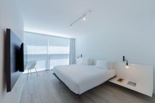 Beach Haus Key Biscayne Contemporary Apartments