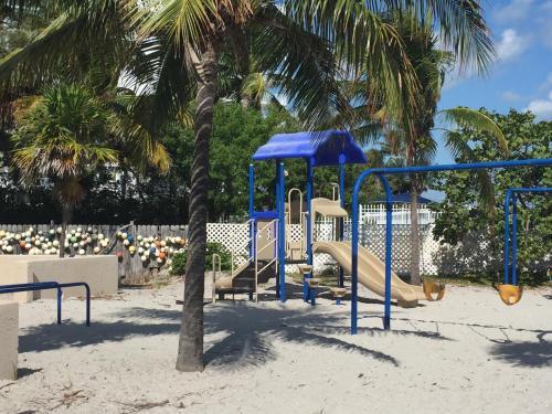 Beach Haus Key Biscayne Contemporary Apartments