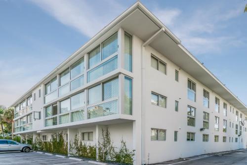 Beach Haus Key Biscayne Contemporary Apartments