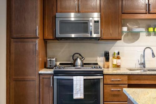Elm Street Apartment By Stay Alfred