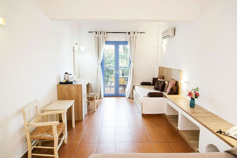 Elpida Hotel