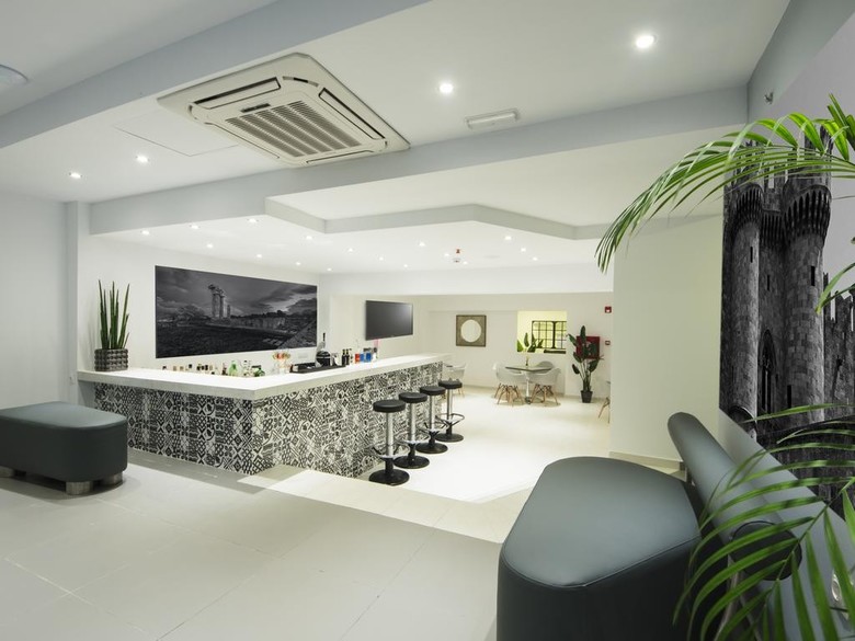 Elite Hotel & Studios