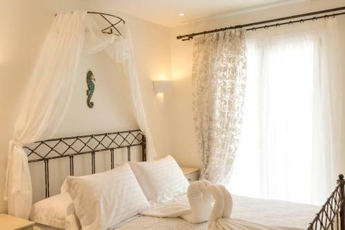 Pithos Apartments