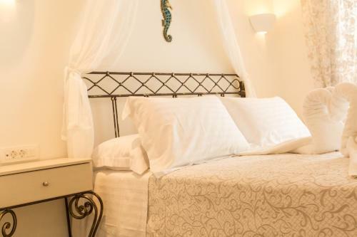 Pithos Apartments
