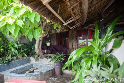 Hotel Joe's Cafe & Garden Resort