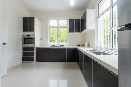 New Corner Shamrock Beach Villas Seaview