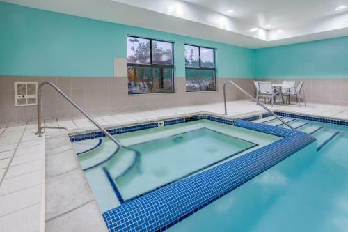 Holiday Inn Express Hotel & Suites Canton