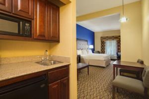 Holiday Inn Express Hotel  Suites Tower Cente