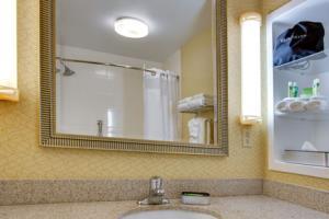Holiday Inn Express Hotel  Suites Tower Cente