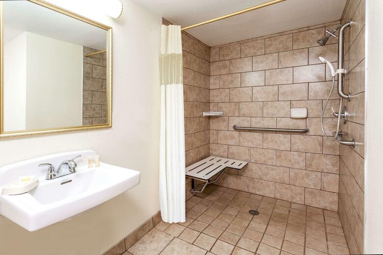 Hotel Days Inn & Suites By Wyndham Roseville/detroit