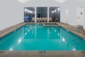 Super 8 Westbrook Hotel