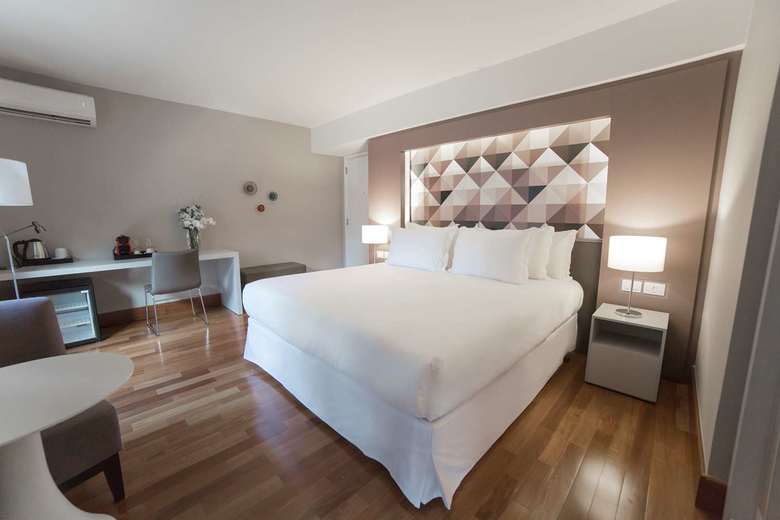 Hotel NH Curitiba The Five