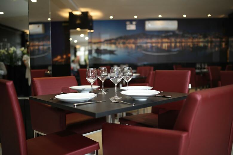 Holiday & Business Hotel