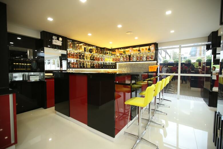 Holiday & Business Hotel