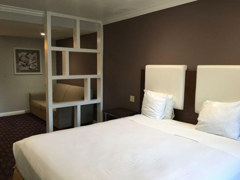 Crimson Hotel