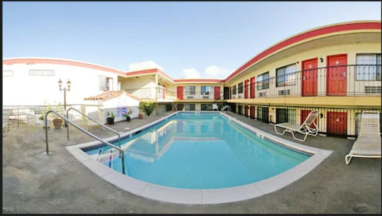 Crimson Hotel