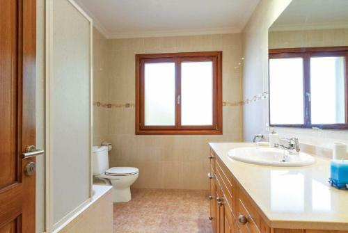 Manresa Villa Sleeps 8 Air Con Wifi