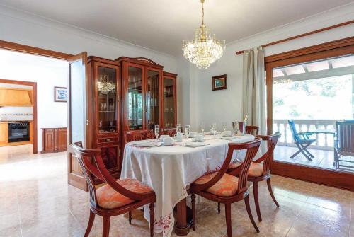 Manresa Villa Sleeps 8 Air Con Wifi