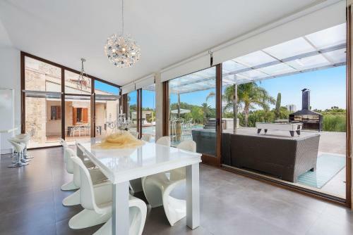 Stunning Mediterranean Villa Large Gardens Pool Jacuzzi