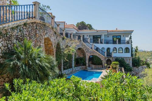 Alcudia Villa Sleeps 8 Pool Wifi