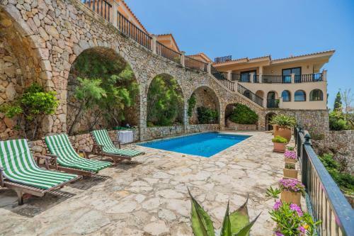 Alcudia Villa Sleeps 8 Pool Wifi