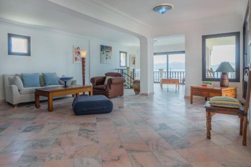 Alcudia Villa Sleeps 8 Pool Wifi